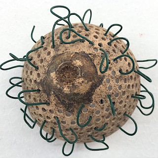 Zeichen im Raum... Draht in Kombination mit anderen Materialien